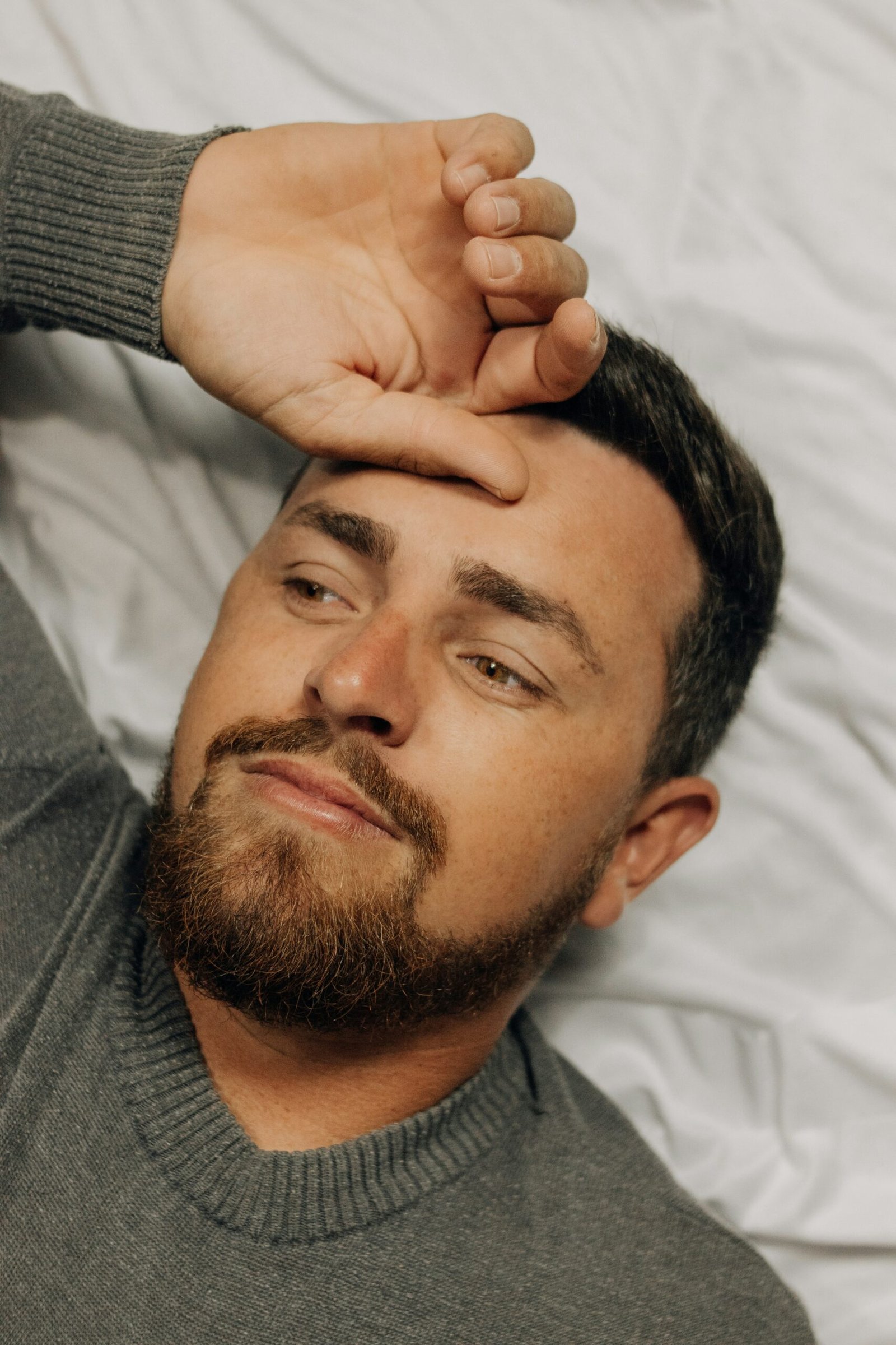 PEM-safe sleep tools – man lying awake in bed